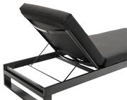 Rückansicht einer modernen Sonnenliege mit verstellbarer Rückenlehne und schwarzem Metallrahmen.