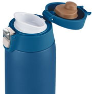 Blauer Thermobecher mit geöffnetem Deckel, seitliche Perspektive