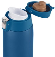Blauer Thermobecher mit geöffnetem Deckel, seitliche Perspektive