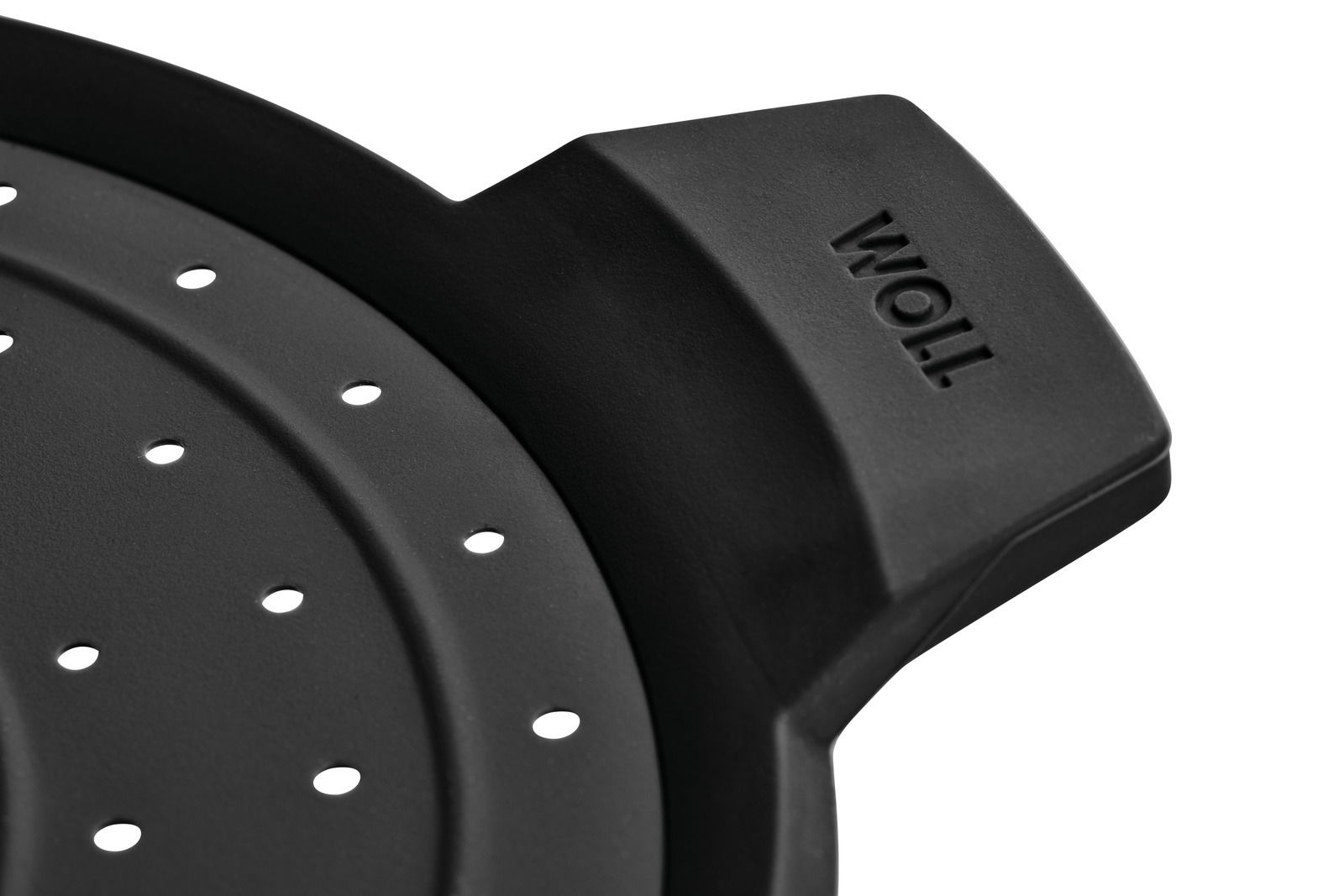 Woll Spritzschutz Ø 24 cm SILICONE Nahaufnahme eines schwarzen Spritzschutzes mit Löchern und einem Griff mit der Aufschrift 'WOLL'.