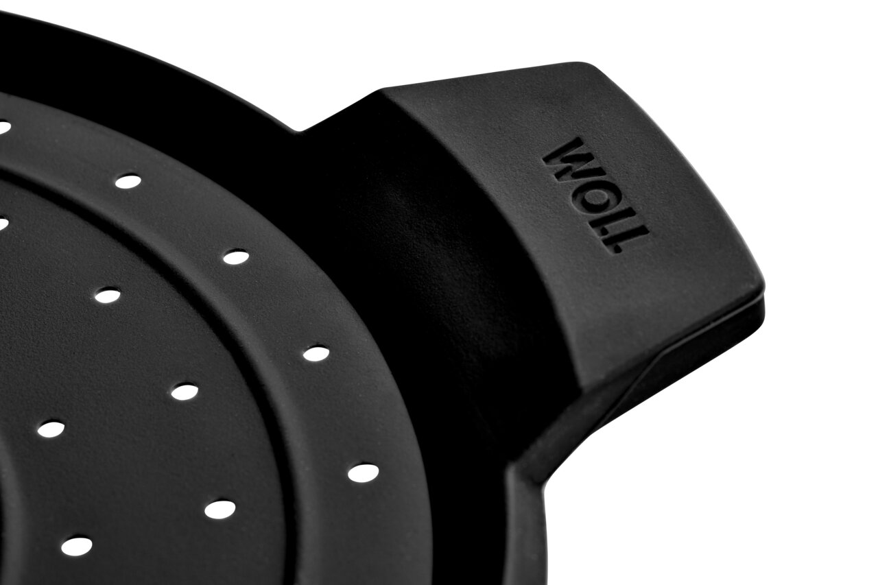 Woll Spritzschutz Ø 24 cm SILICONE Nahaufnahme eines schwarzen Spritzschutzes mit Löchern und einem Griff mit der Aufschrift 'WOLL'.