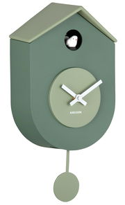 Grüne Wanduhr in Form eines Vogelhauses mit Kuckuck und Pendel, seitliche Perspektive