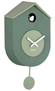 Grüne Wanduhr in Form eines Vogelhauses mit Kuckuck und Pendel, seitliche Perspektive