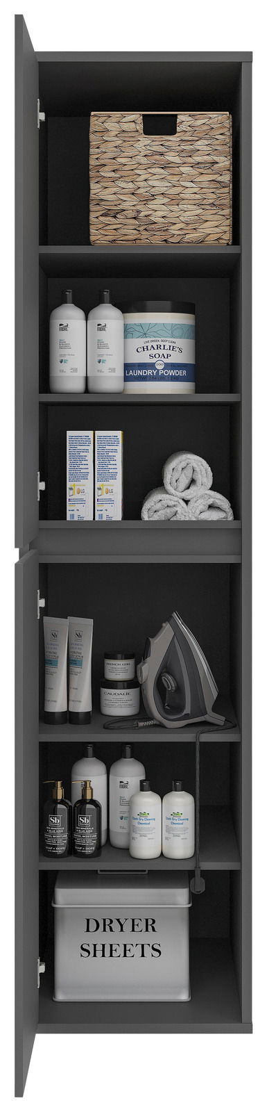 Hochschrank mit geöffneter Tür, gefüllt mit Haushaltsartikeln wie Körben, Reinigungsmitteln, Handtüchern und einem Bügeleisen, aus frontaler Perspektive.