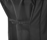 Nahaufnahme einer schwarzen Abdeckhaube für eine BBQ-Station mit einem verstellbaren Gurt und Schnalle, seitliche Perspektive.