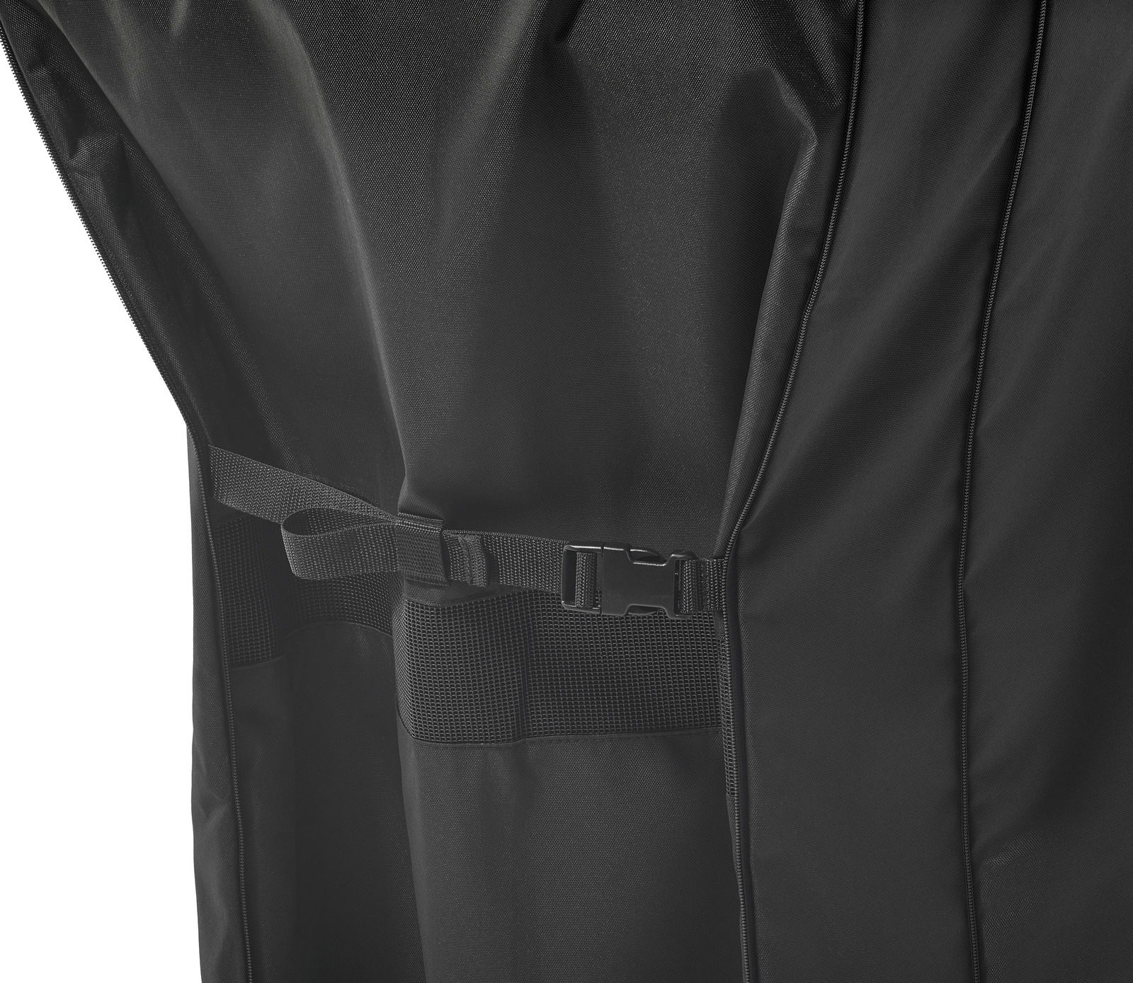 Nahaufnahme einer schwarzen Abdeckhaube für eine BBQ-Station mit einem verstellbaren Gurt und Schnalle, seitliche Perspektive.