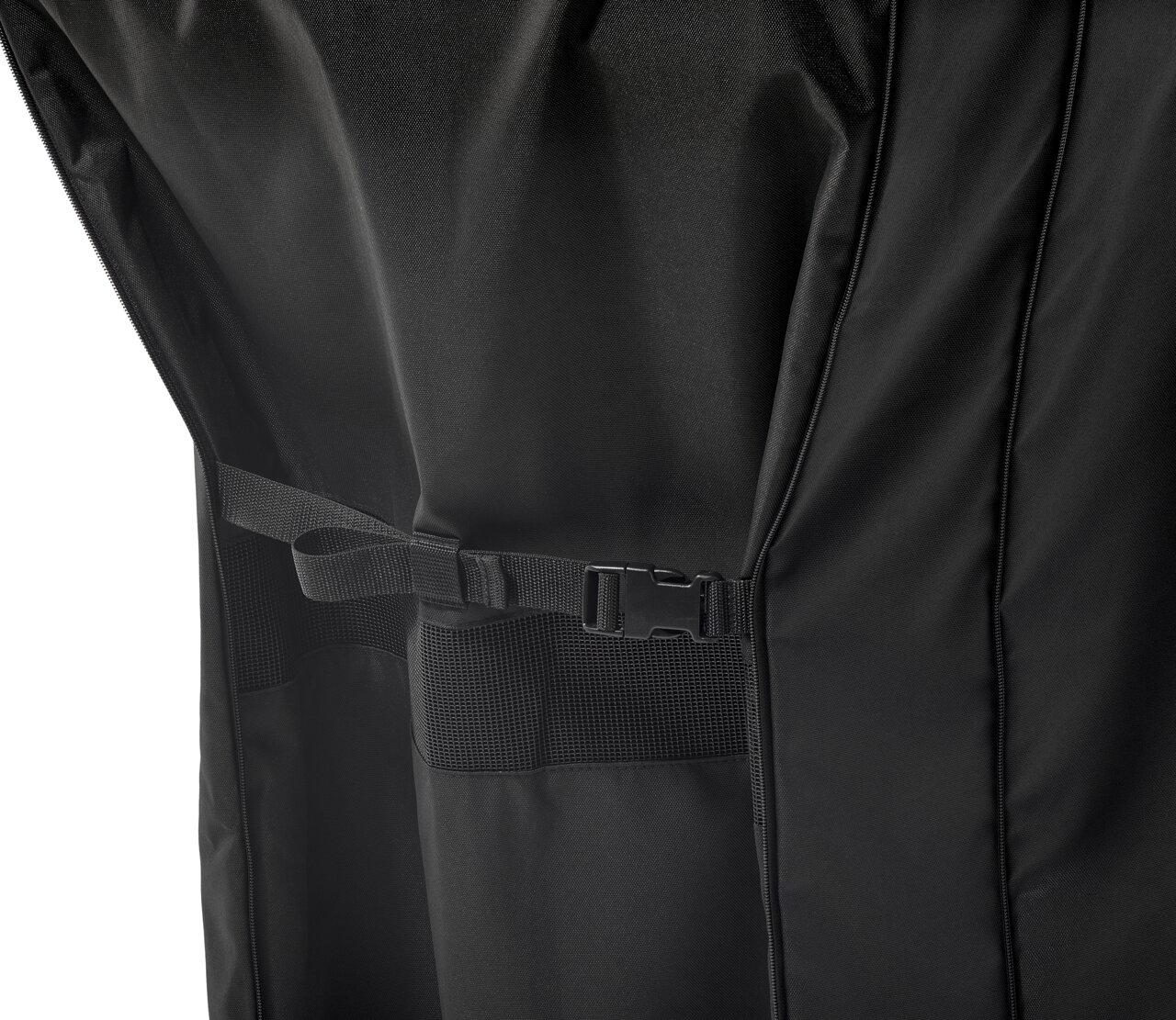 Close-up van een zwarte afdekhoes voor een barbecue, met een verstelbare riem en gesp, gezien vanaf de zijkant.
