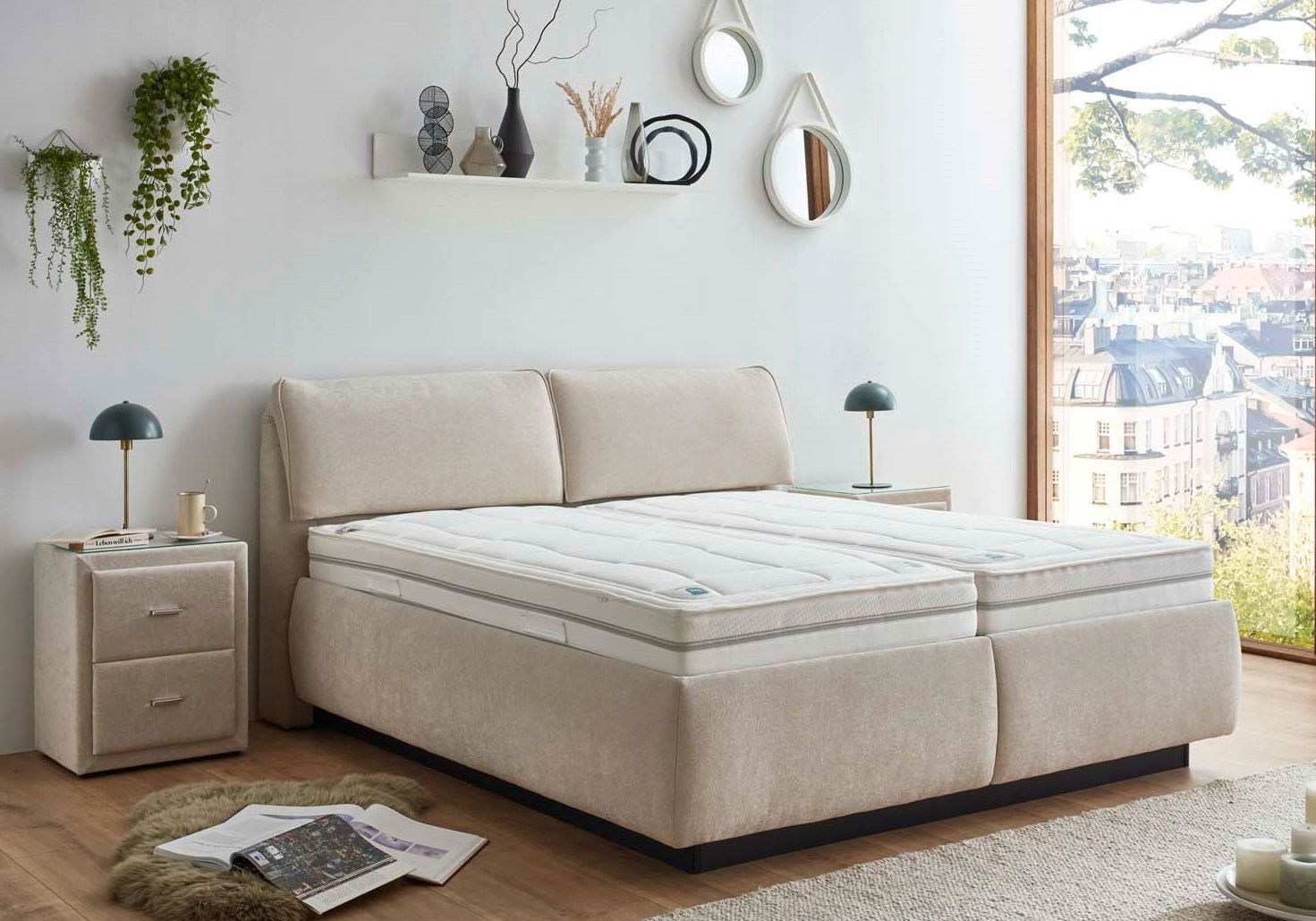 Modernes Polsterbett in einem hellen Schlafzimmer mit Stadtblick, seitliche Perspektive