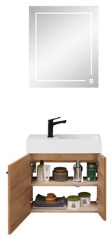 Moderne Badezimmermöbel mit Spiegel und Waschbeckenunterschrank in Holzoptik, gefüllt mit Pflegeprodukten. Frontalansicht.
