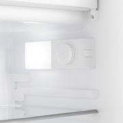 Innenansicht eines Einbaukühlschranks mit Temperaturregler und Beleuchtung.