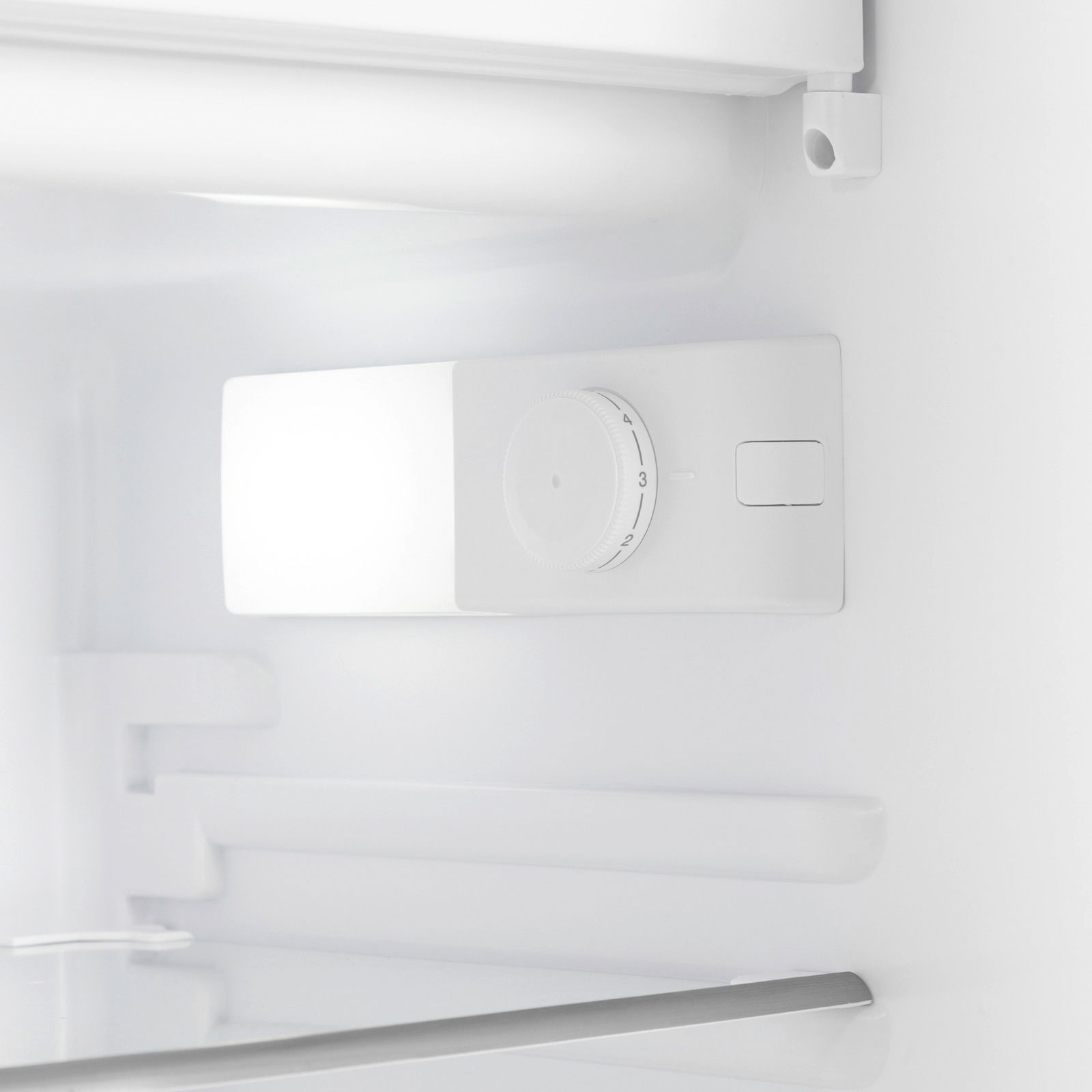 Innenansicht eines Einbaukühlschranks mit Temperaturregler und Beleuchtung.