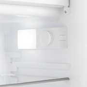 Innenansicht eines Einbaukühlschranks mit Temperaturregler und Beleuchtung.