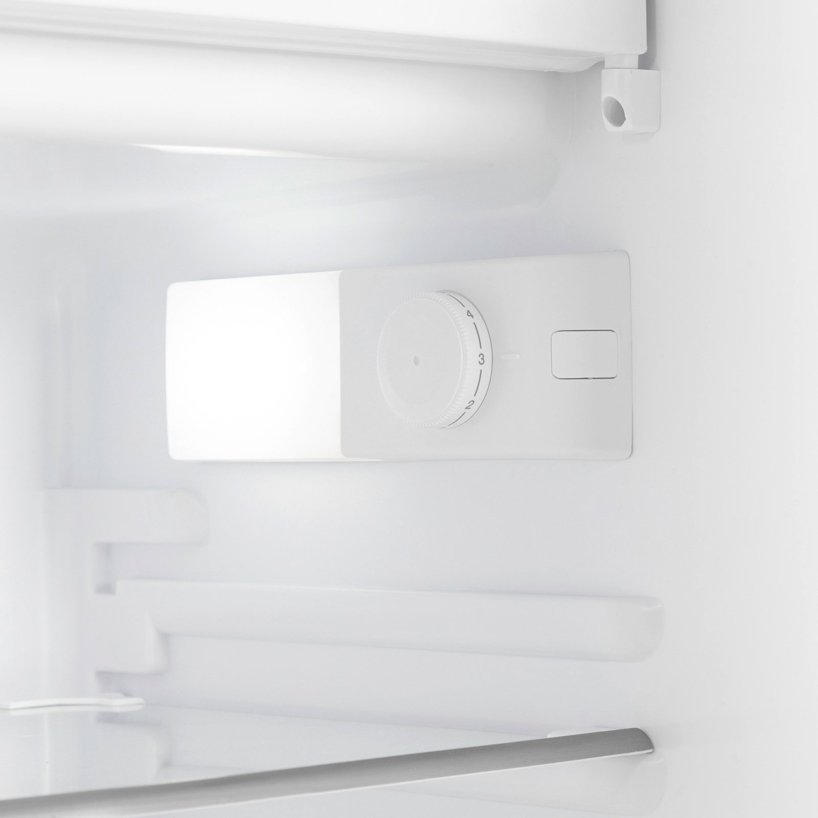 Innenansicht eines Einbaukühlschranks mit Temperaturregler und Beleuchtung.