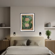 Moderne LED-Wandleuchte in einem stilvollen Schlafzimmer, frontal betrachtet, mit einem gerahmten Bild und Pflanzen im Hintergrund.