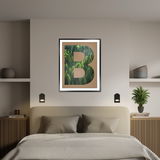 Moderne LED-Wandleuchte in einem stilvollen Schlafzimmer, frontal betrachtet, mit einem gerahmten Bild und Pflanzen im Hintergrund.