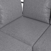 Nahaufnahme eines grauen Lounge-Sofas mit weichen Kissen und texturierter Oberfläche.