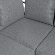 Nahaufnahme eines grauen Lounge-Sofas mit weichen Kissen und texturierter Oberfläche.