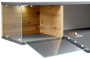 Detailansicht einer TV-Lowboard-Kombination mit Glasfront und Holzdekor, geöffnete Glastür zeigt Innenraum.