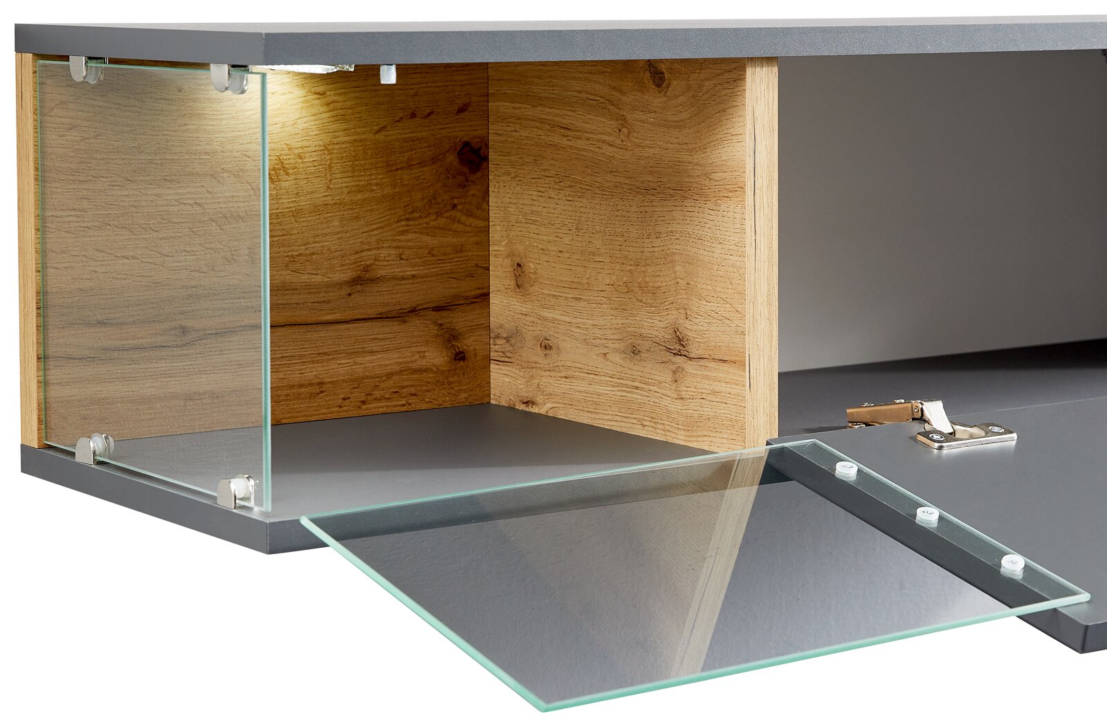 Detailansicht einer TV-Lowboard-Kombination mit Glasfront und Holzdekor, geöffnete Glastür zeigt Innenraum.