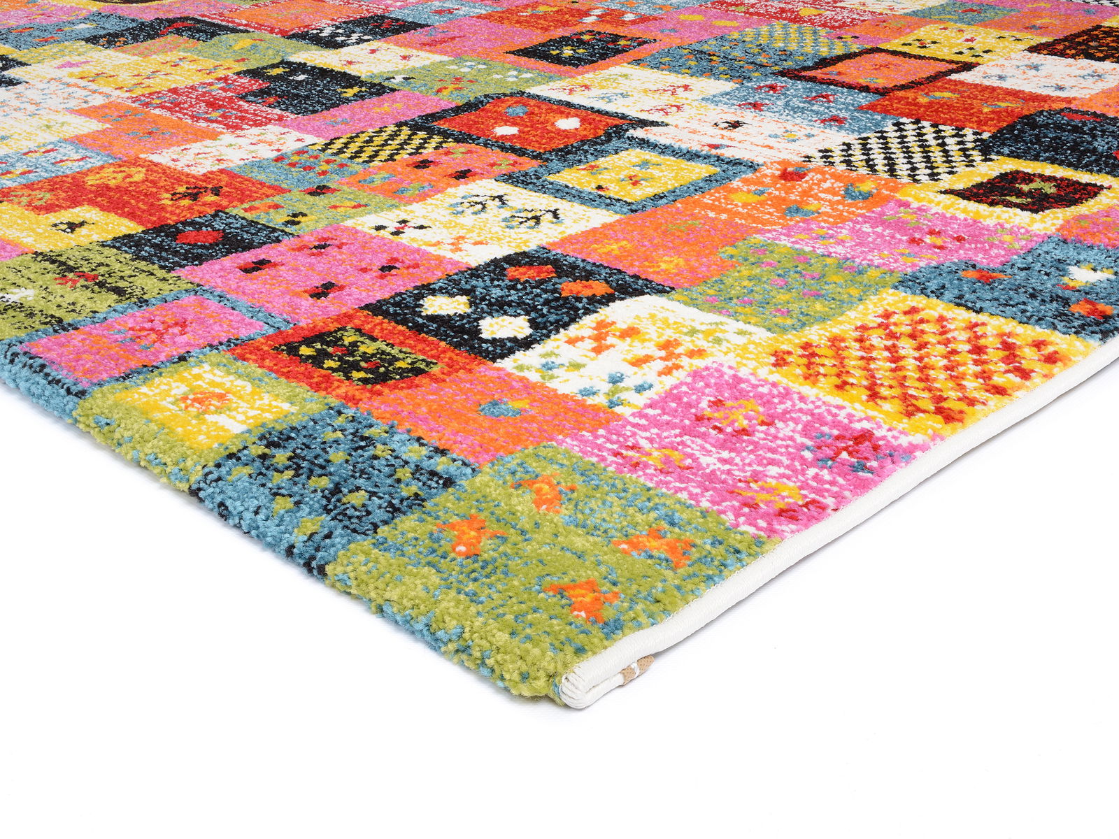 Bunter Designer Teppich mit Patchwork-Muster, perspektivisch von der Seite fotografiert.