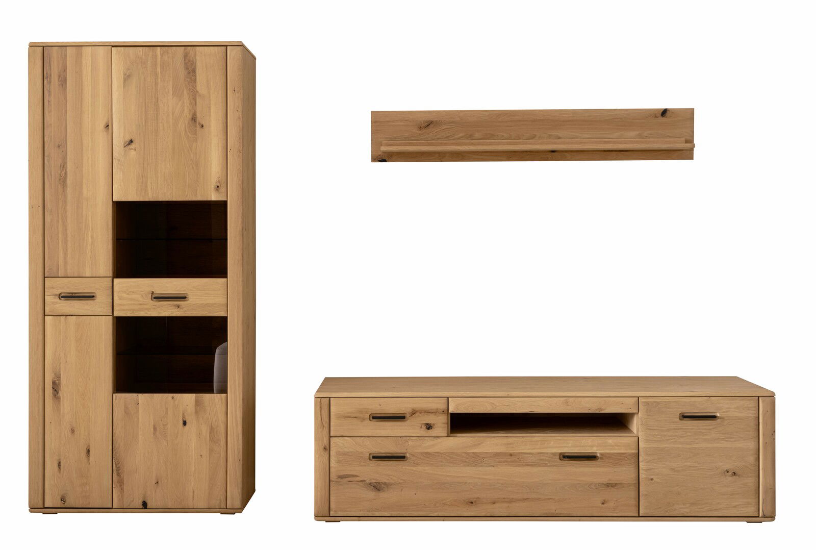 Frontale Ansicht der Zurbrüggen Wandkombination ALENTO aus Holz, bestehend aus einem hohen Schrank, einem niedrigen TV-Board und einem Wandregal.