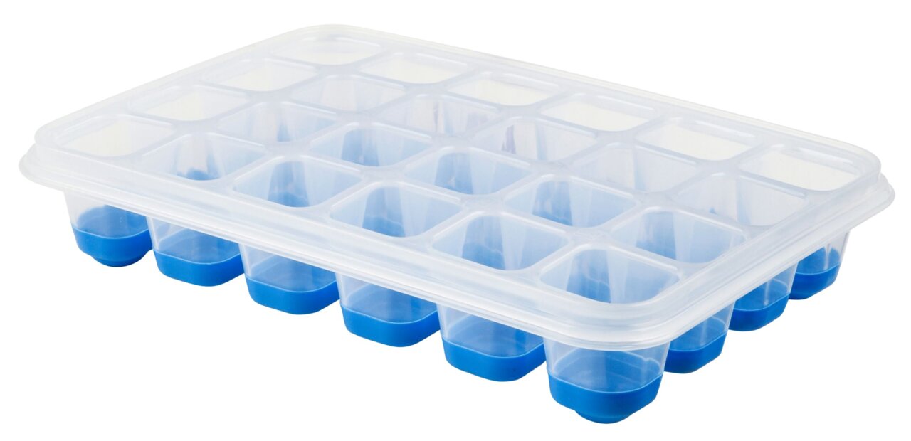 Eiswürfelbox Clip & Close aus transparentem Kunststoff mit blauem Boden, perspektivisch von oben fotografiert.