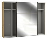 Schwebetürenschrank mit Holzrahmen und verspiegelten Türen, offene Perspektive mit sichtbaren Innenfächern und Kleiderstangen.