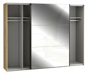 Schwebetürenschrank mit Holzrahmen und verspiegelten Türen, offene Perspektive mit sichtbaren Innenfächern und Kleiderstangen.