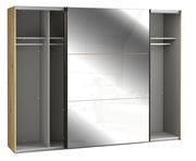 Schwebetürenschrank mit Holzrahmen und verspiegelten Türen, offene Perspektive mit sichtbaren Innenfächern und Kleiderstangen.