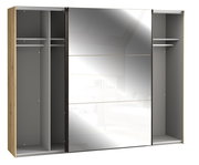 Schwebetürenschrank mit Holzrahmen und verspiegelten Türen, offene Perspektive mit sichtbaren Innenfächern und Kleiderstangen.