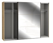 Schwebetürenschrank mit Holzrahmen und verspiegelten Türen, offene Perspektive mit sichtbaren Innenfächern und Kleiderstangen.