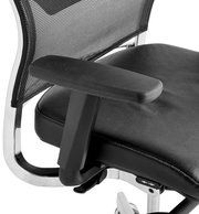 Nahaufnahme eines Bürostuhls mit Netzrückenlehne und gepolsterter Sitzfläche, seitliche Perspektive