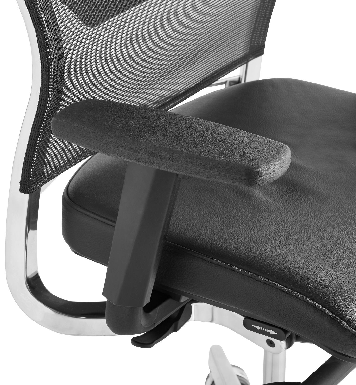 Nahaufnahme eines Bürostuhls mit Netzrückenlehne und gepolsterter Sitzfläche, seitliche Perspektive