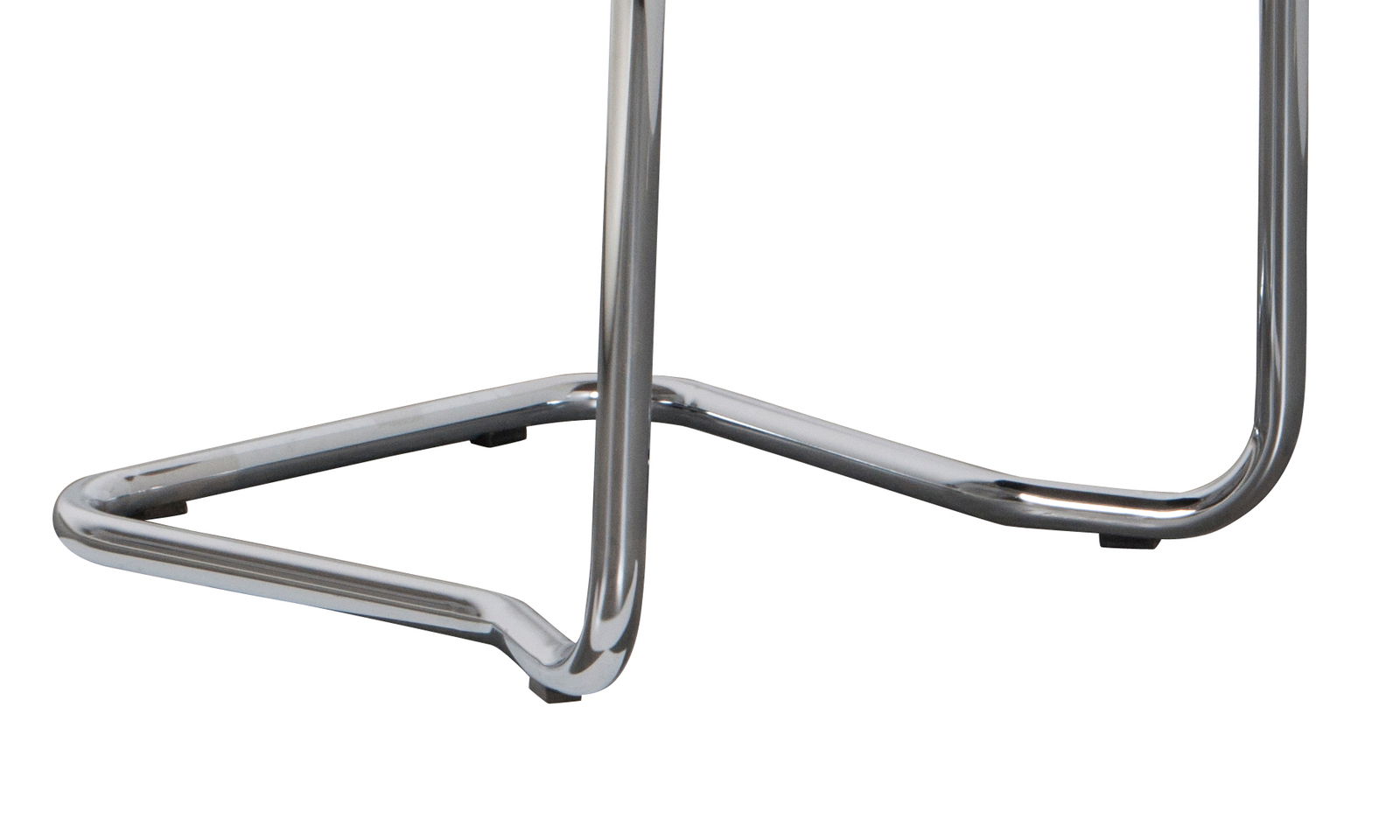 Nahaufnahme eines verchromten Stuhlgestells aus Metall, seitliche Perspektive