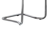 Nahaufnahme eines verchromten Stuhlgestells aus Metall, seitliche Perspektive