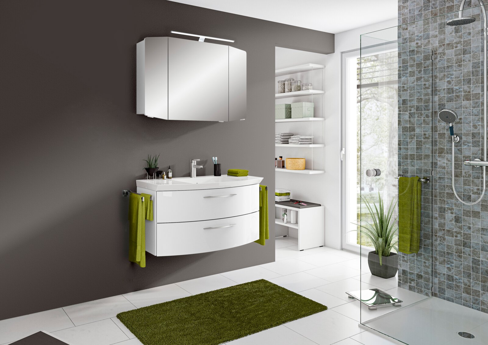 Moderne Badkombination mit weißem Waschtisch und Spiegelschrank, grünen Handtüchern und Accessoires, seitliche Perspektive