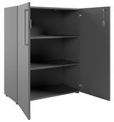 Grauer Aktenschrank mit zwei offenen Türen und drei Regalböden, seitliche Perspektive