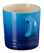 Blauer Becher mit Henkel, seitliche Perspektive