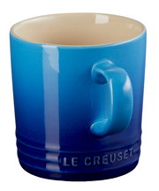 Blauer Becher mit Henkel, seitliche Perspektive