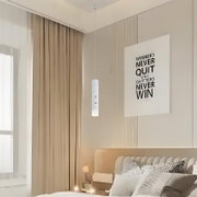 Moderne Hängeleuchte in einem stilvollen Schlafzimmer, seitliche Perspektive.