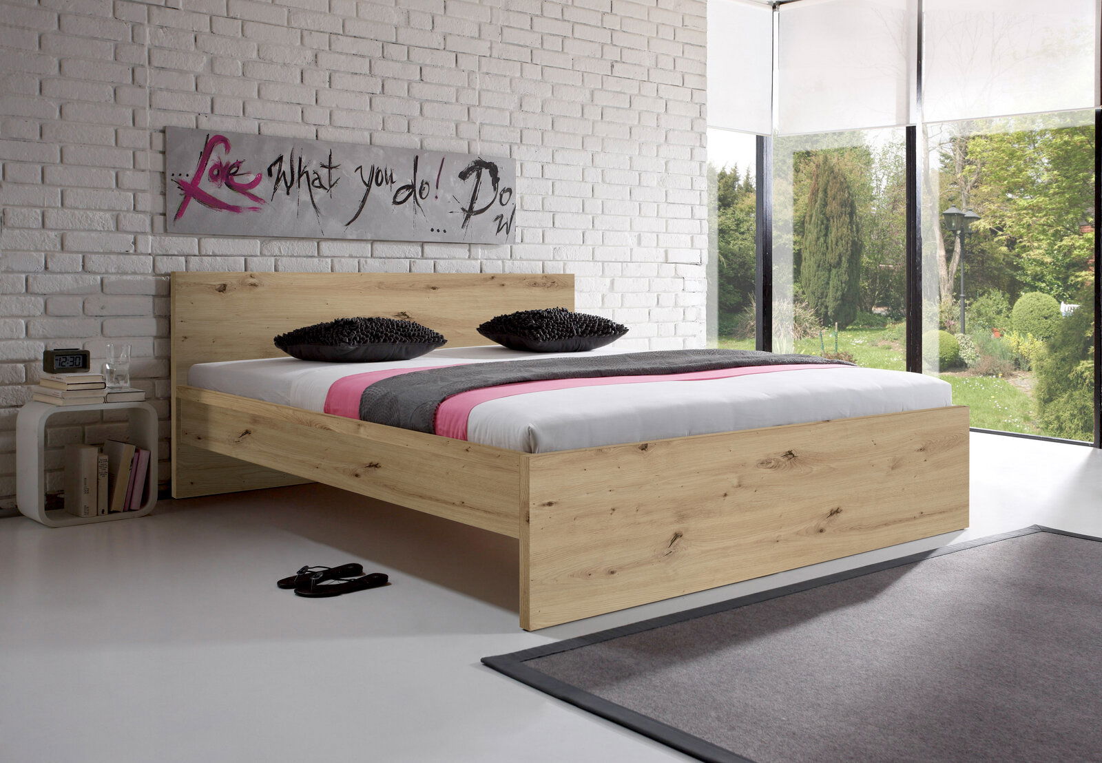 Z2 Bett MALMÖ Modernes Holzbett in einem hellen Raum mit großen Fenstern, seitliche Perspektive