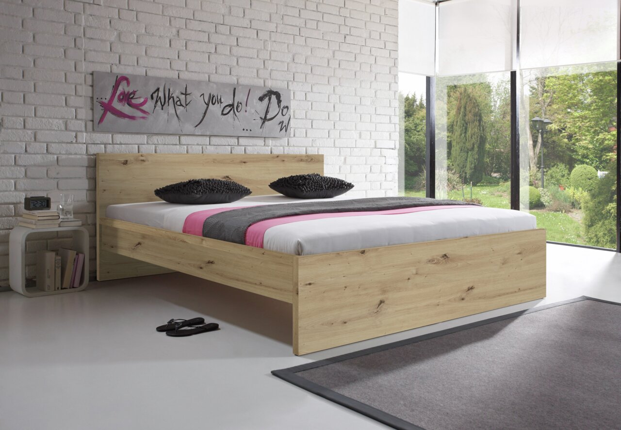 Z2 Bett MALMÖ Modernes Holzbett in einem hellen Raum mit großen Fenstern, seitliche Perspektive