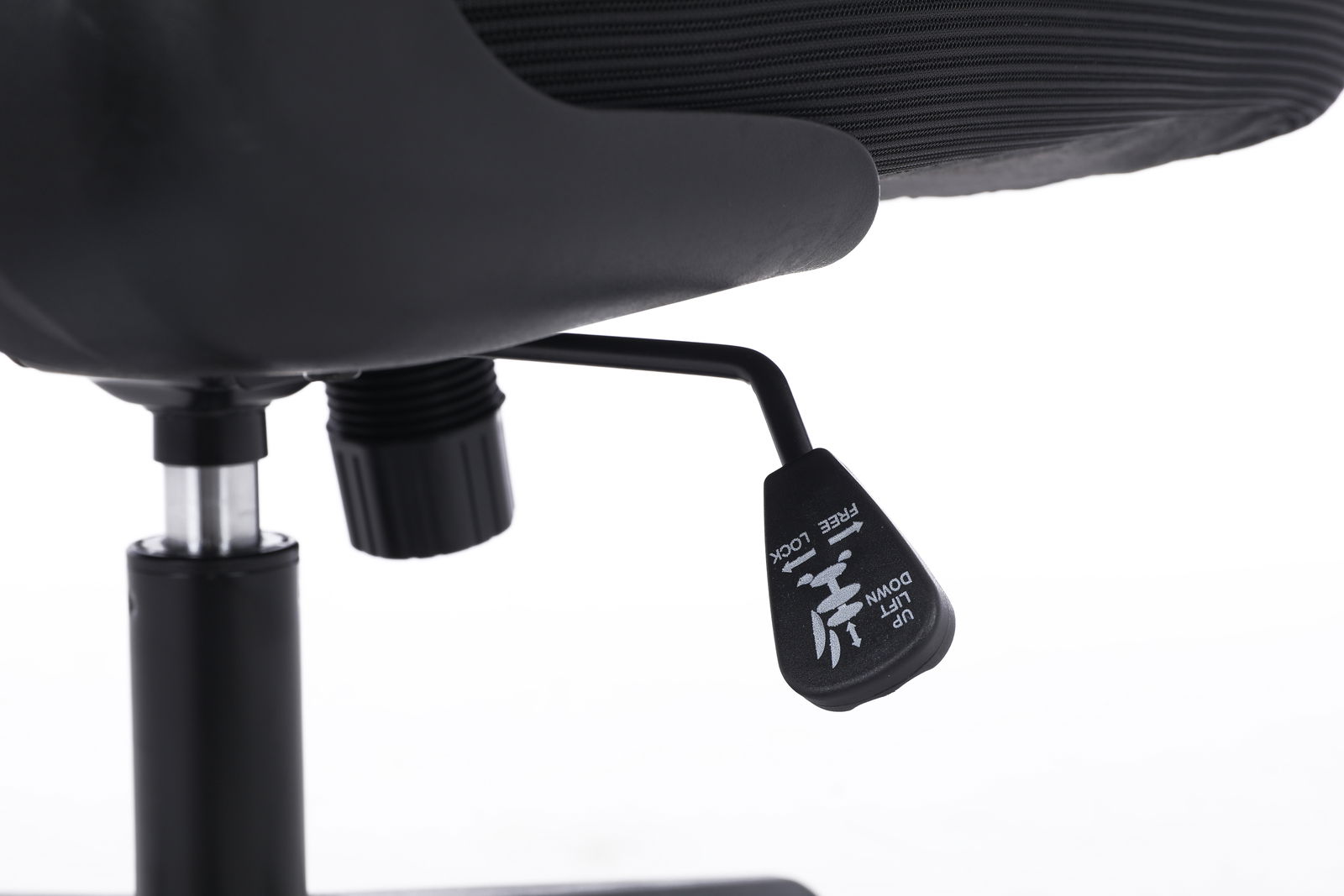 Nahaufnahme eines Drehstuhls mit Fokus auf die Höhenverstellung und den Hebel zur Arretierung, seitliche Perspektive.