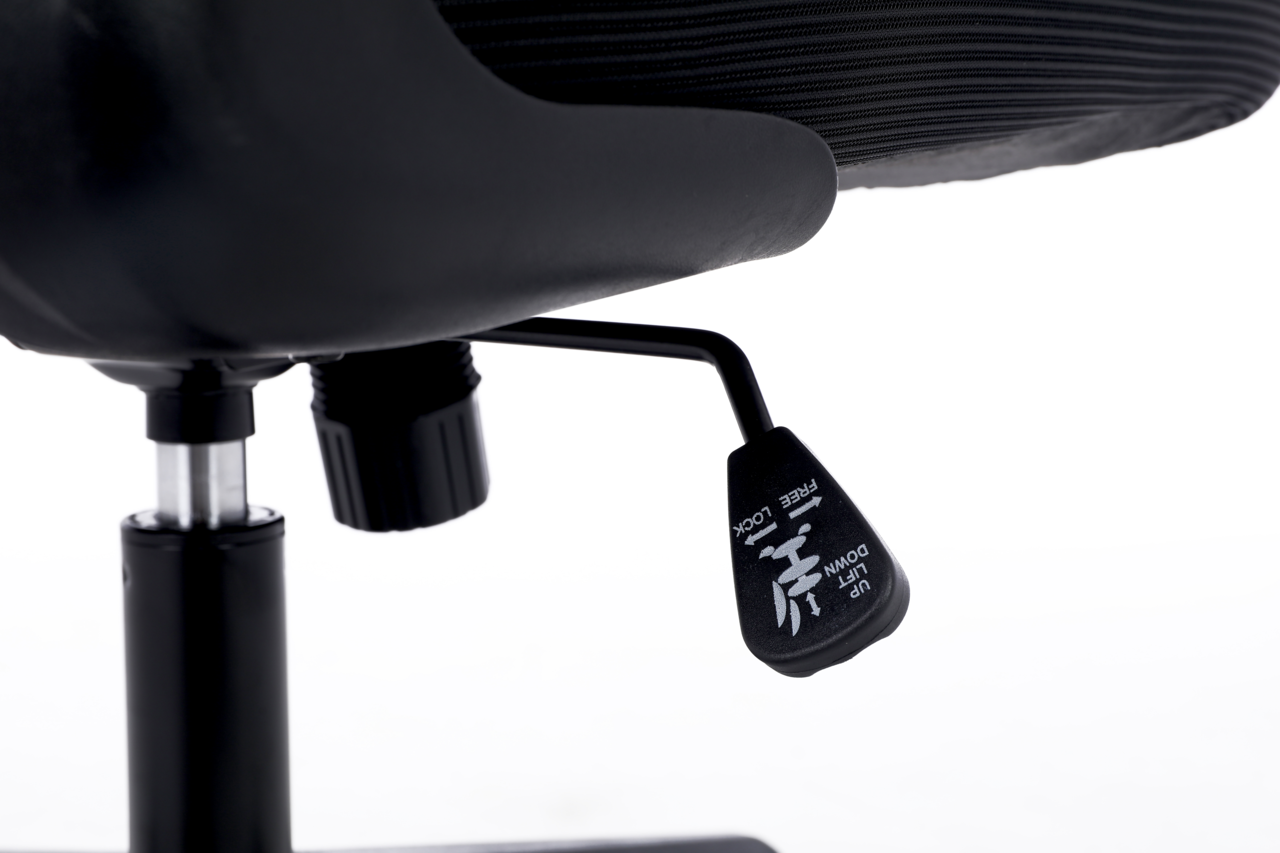 Nahaufnahme eines Drehstuhls mit Fokus auf die Höhenverstellung und den Hebel zur Arretierung, seitliche Perspektive.