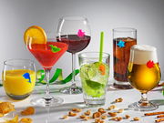 Verschiedene Gläser mit bunten Glasmarkern in Form von Meeresmotiven, frontal fotografiert.