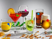 Verschiedene Gläser mit bunten Glasmarkern in Form von Meeresmotiven, frontal fotografiert.