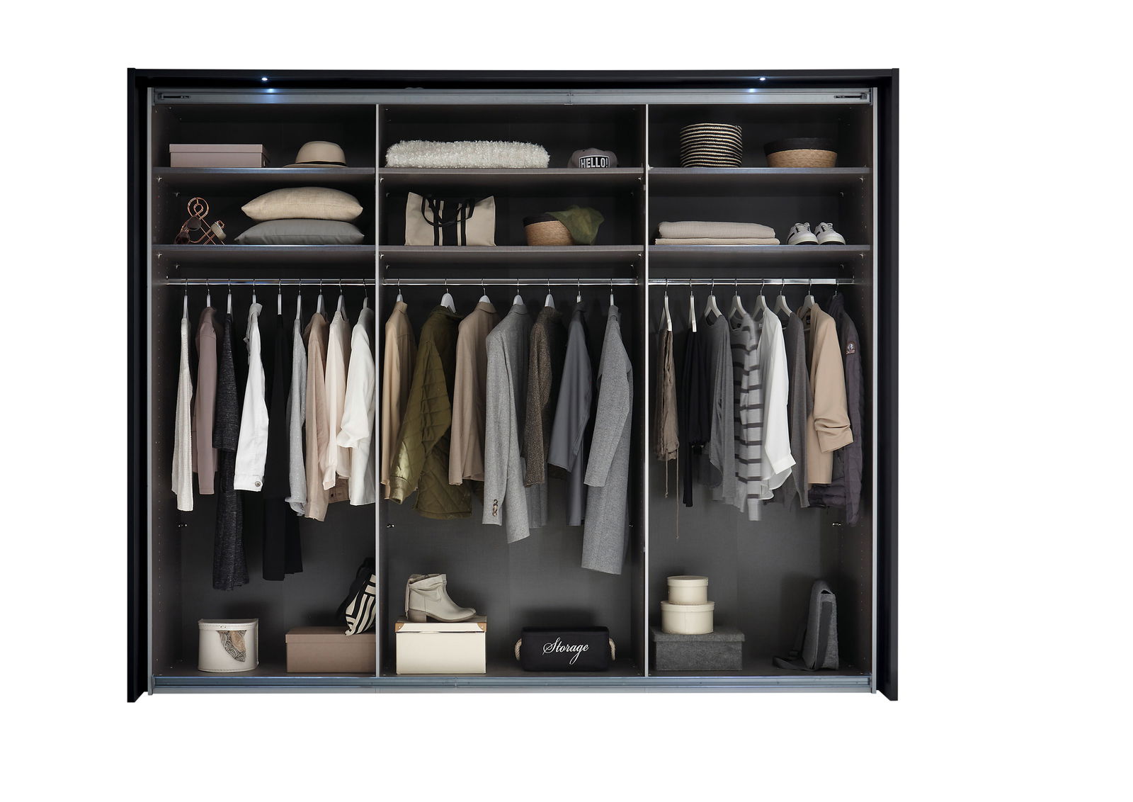 Offener Schwebetürenschrank mit mehreren Fächern, gefüllt mit Kleidung, Hüten und Aufbewahrungsboxen, frontal betrachtet.