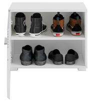 Schuhschrank in Weiß mit zwei Regalböden, gefüllt mit verschiedenen Schuhen, von vorne betrachtet.