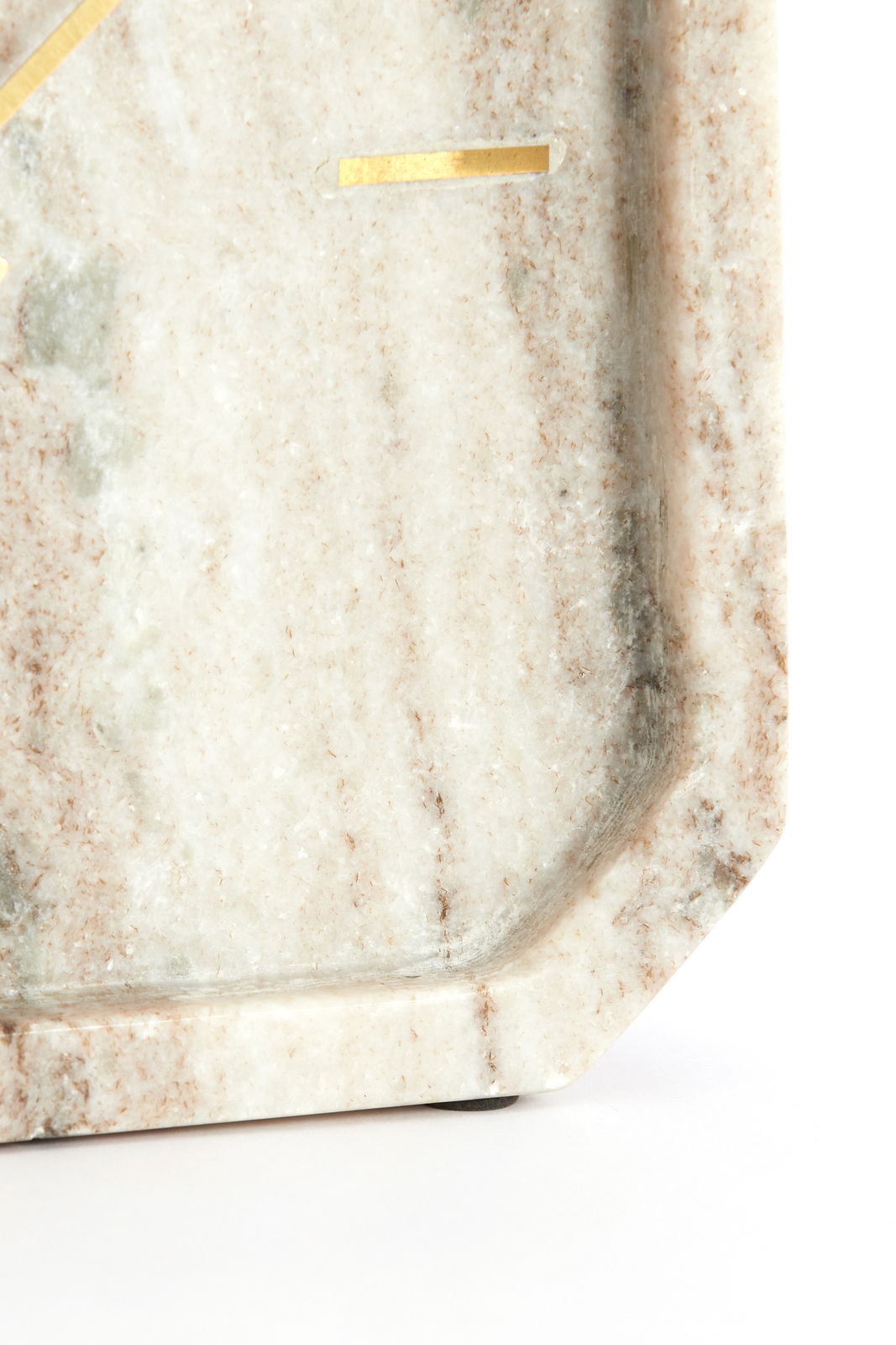 Nahaufnahme einer Uhr mit einem Gehäuse aus Marmor und goldenen Details, Perspektive von der Seite