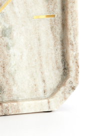 Nahaufnahme einer Uhr mit einem Gehäuse aus Marmor und goldenen Details, Perspektive von der Seite